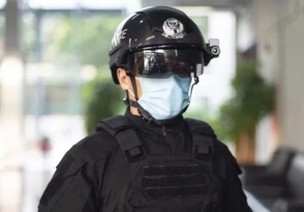 В Дубае полицейские носят «умные» шлемы для распознавания заболевших  (Видео)