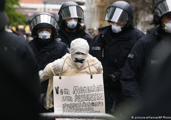 Более 100 человек задержаны в Берлине на акции протеста против карантинных мер