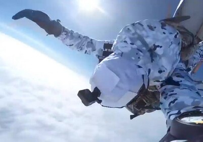 Российские десантники первыми в мире прыгнули в Арктике с высоты 10 км (Видео)