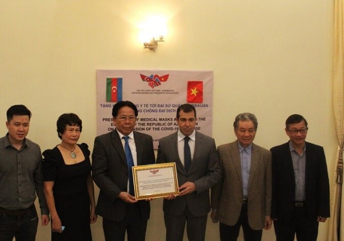Вьетнам передал Азербайджану 10 тысяч медицинских масок (Фото)