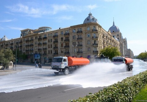 В Баку дезинфицируются улицы и проспекты (Фото)