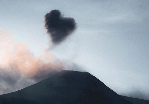 Хороший знак: вулкан Этна выпустил в небо сердце из пепла и дыма (Фото)