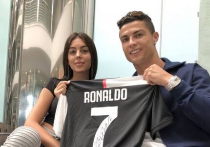 Девушка Роналду выставила на аукцион его футболку для помощи испанским больницам