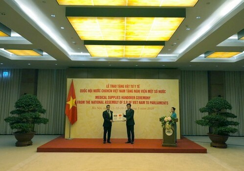 Парламент Вьетнама подарил Азербайджану 20 тыс. медицинских масок