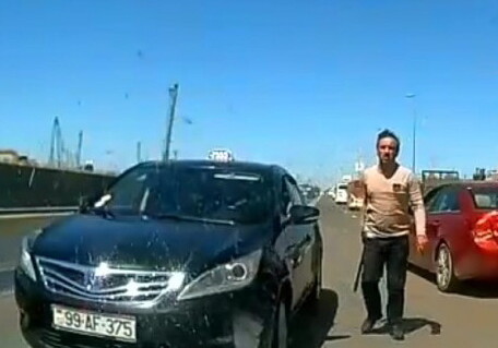 В Баку водителю преградили дорогу и напали на него с трубой (Видео)