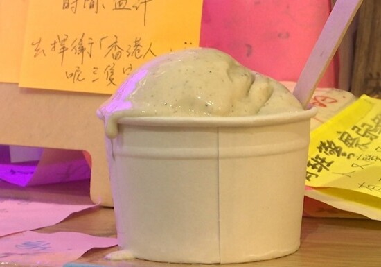 Мороженое со вкусом слезоточивого газа продают в Гонконге