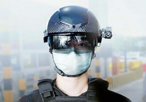 Китайские полицейские получили шлемы для измерения температуры у людей