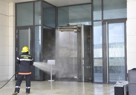 МЧС продолжает дезинфекционные работы в Баку (Фото)