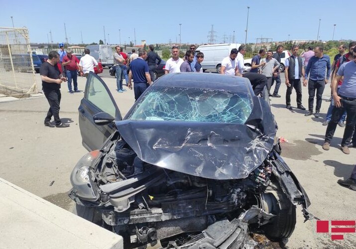 В Баку автомобиль врезался в стену, есть пострадавшие (Фото-Видео) 