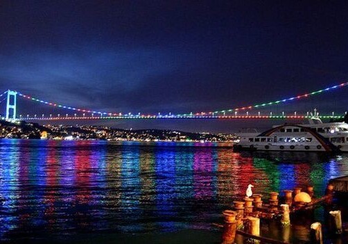 Мосты Стамбула окрасились в цвета азербайджанского флага (Фото)