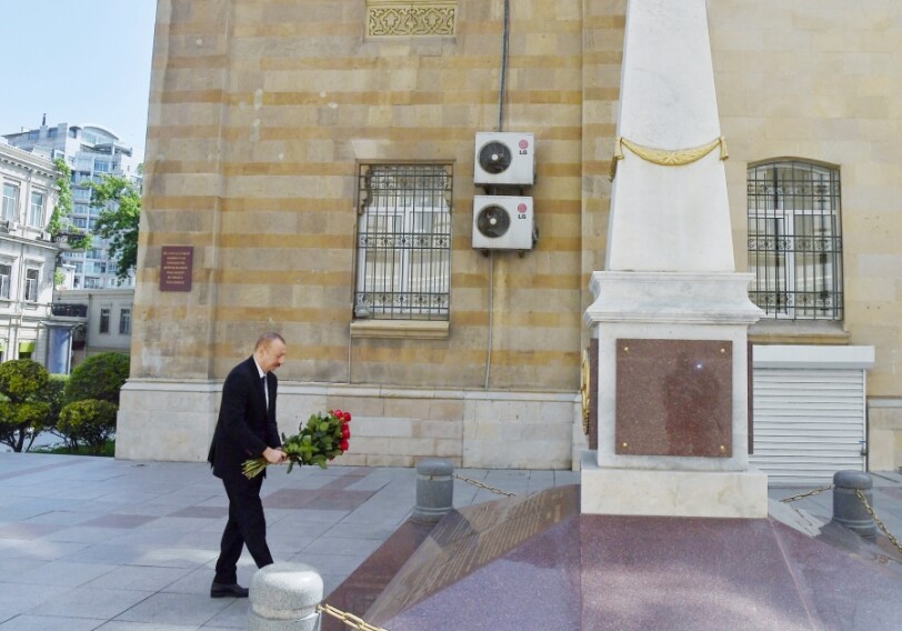 Ильхам Алиев посетил памятник, возведенный в честь Азербайджанской Демократической Республики (Фото)