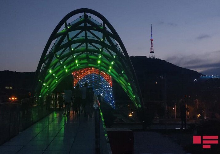Телебашня и мост в Тбилиси окрасились в цвета азербайджанского флага (Фото-Видео) 