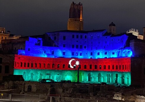 Древнеримский комплекс Mercati di Traiano освещен цветами флага Азербайджана (Фото)