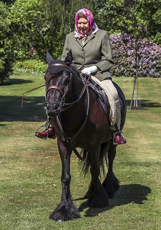 Фото дня: королева Елизавета II верхом на пони в Виндзорском замке