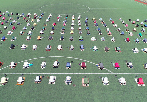Впервые в мире пятничный намаз был совершен на футбольной площадке (Видео)