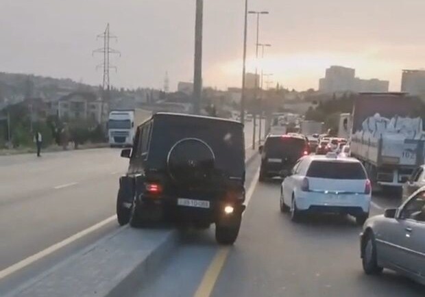 В Баку водитель Gelandewagen грубо нарушил ПДД, пытаясь объехать затор (Видео)
