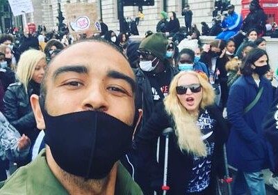 Мадонна пришла на марш против расизма в Лондоне на костылях (Видео)