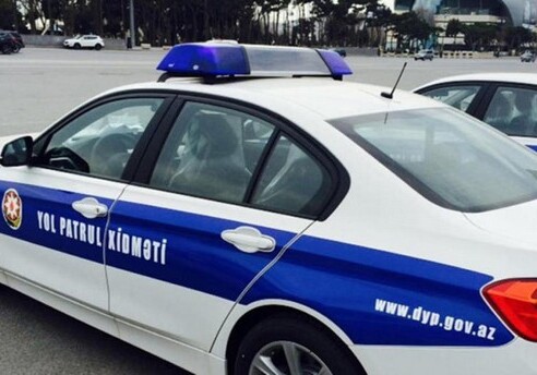 В Баку женщина родила в полицейской машине