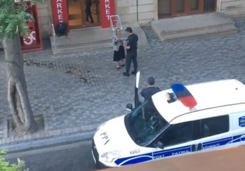 Полицейский в Баку отдал собственный обед пожилой женщине (Видео)