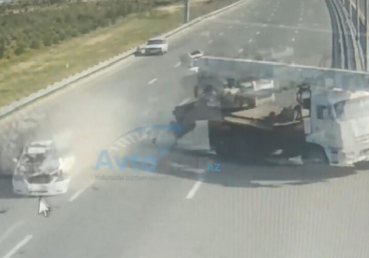 В Баку водитель автокрана спровоцировал тяжелое ДТП (Видео)