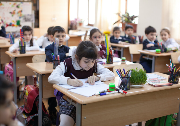 Для поступления в I классы бакинских школ подано 43 395 обращений