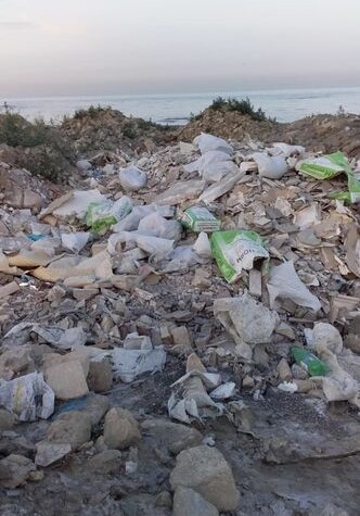 Прибрежная часть бульвара Сумгайыта превратилась в свалку бытовых отходов (Фото-Видео)