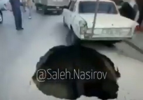 В Баку из-за аварии на водяном коллекторе просела дорога (Видео)