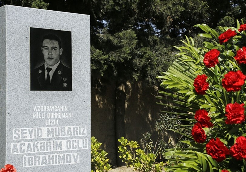 Делегация Минобороны АР посетила могилу Национального героя Мубариза Ибрагимова (Фото)