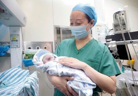 В Китае братья-близнецы родились с разницей в 10 лет
