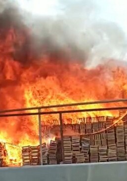 В Баку произошел пожар в деревообрабатывающем цехе (Фото-Видео)