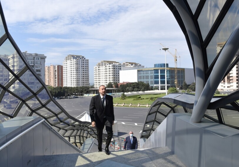 Ильхам Алиев принял участие в открытии надземного пешеходного перехода на улице Неаполя в Баку (Фото)