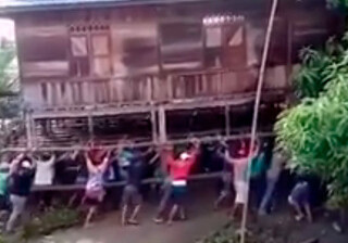 В Индонезии соседи сообща перенесли на руках трехэтажный дом