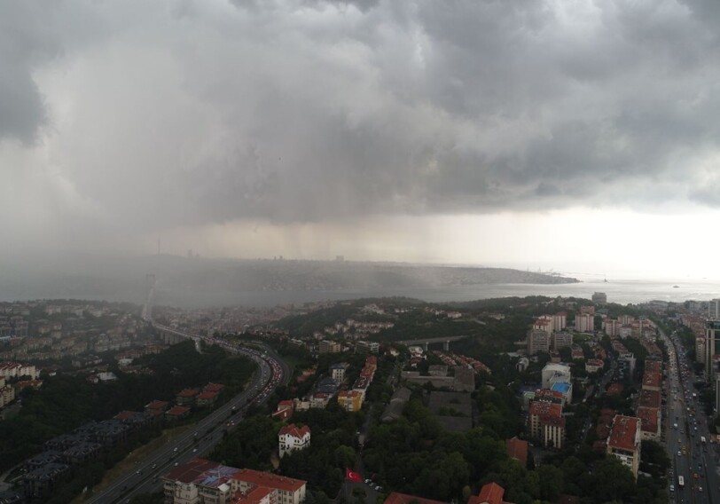 Стамбул накрыла буря, образовался гигантский смерч (Фото-Видео)