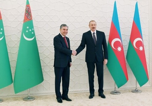 Ильхам Алиев поздравил Гурбангулы Бердымухамедова