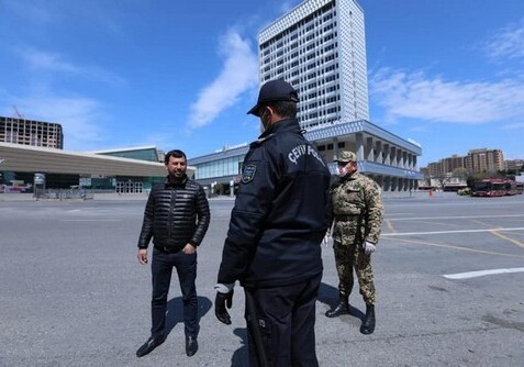 В Баку нарушитель карантина нанес себе ранения ножом, пытаясь избежать штрафа