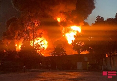 Пожар на фабрике по производству красок в Баку потушен