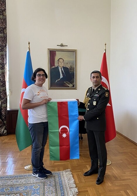 Турецкому подростку подарен флаг Азербайджана (Фото)
