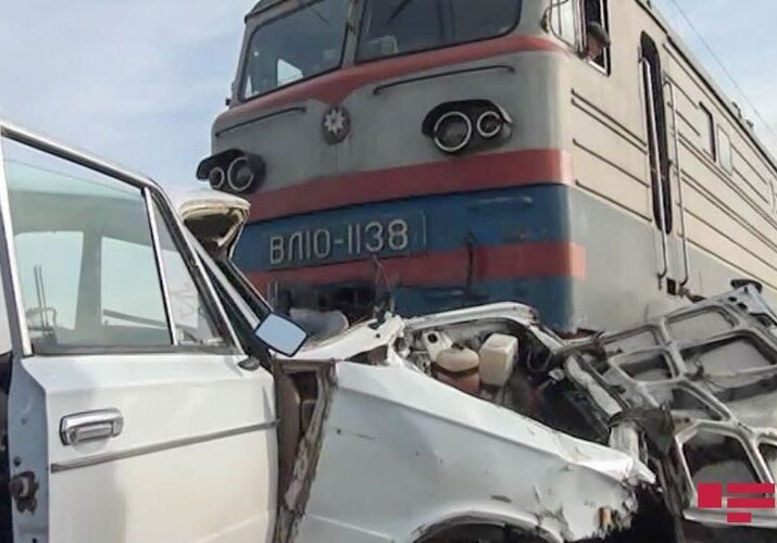 В Саатлы «ВАЗ-2106» столкнулся с поездом, ранены три человека