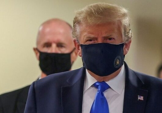 Трамп впервые надел маску на публике (Видео)