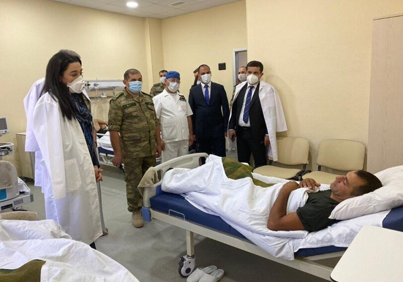 Омбудсмен Азербайджана посетила раненых военных (Фото)