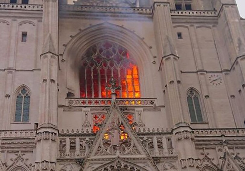 Макрон просит спасти «жемчужину»: в Нанте горит собор XV века (Видео)