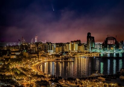 В небе над Баку запечатлели яркую комету (Фото) 