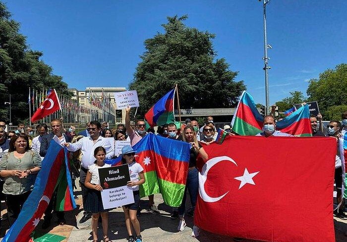 Азербайджанцы провели акцию перед штабом ООН в знак протеста против провокации армян (Фото)