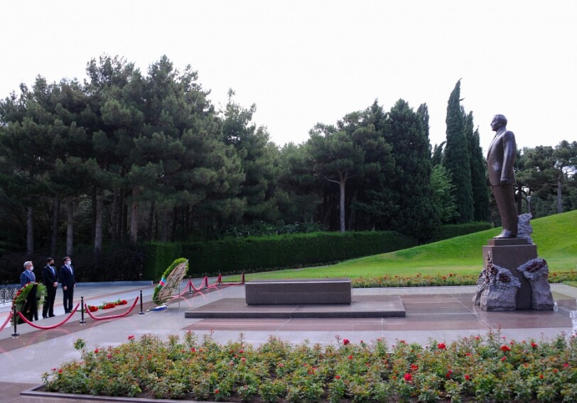 Представители СМИ Азербайджана посетили могилу великого лидера Гейдара Алиева (Фото)