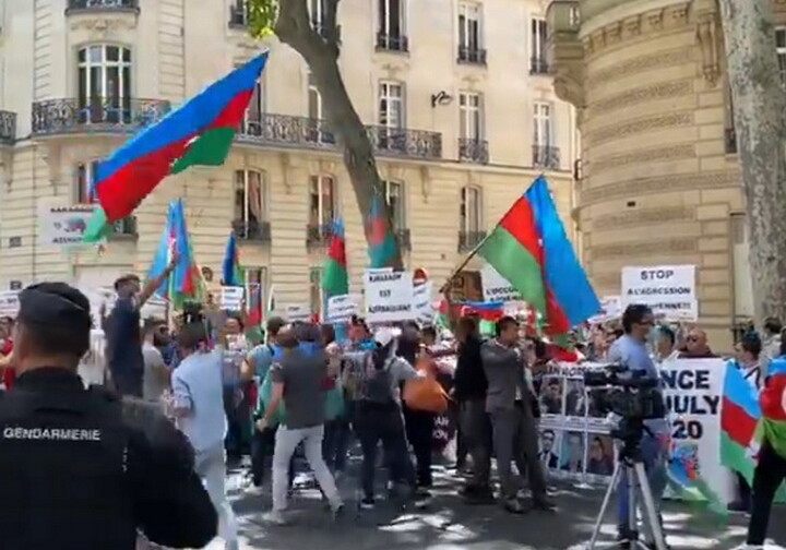 Азербайджанцы провели акцию протеста перед посольством Армении в Париже (Видео)