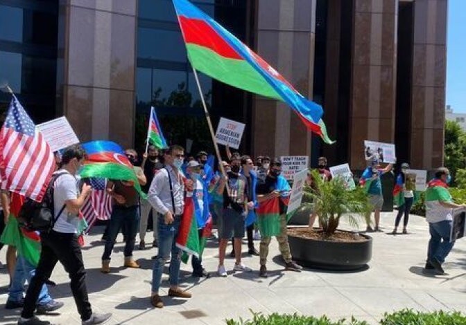 Армяне в США обещают 500 долларов тому, кто укажет адреса азербайджанцев
