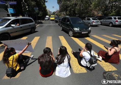 Абитуриенты и их родители перекрыли в знак протеста улицу в Ереване (Фото-Видео)