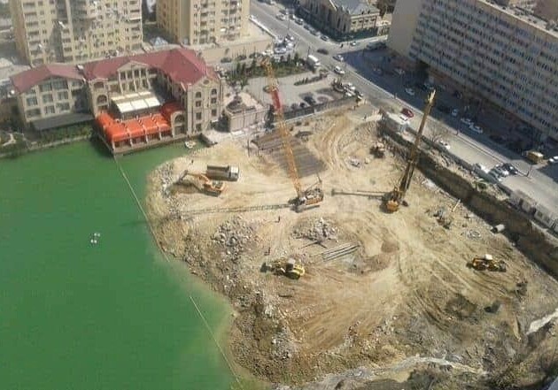 Озеро в Ясамальском районе Баку очищается, территория благоустраивается (Фото)