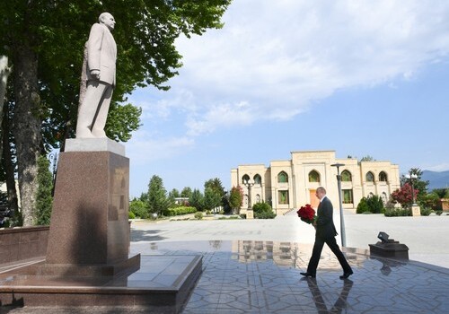 Президент Азербайджана посетил памятник Гейдару Алиеву в Исмаиллы (Фото-Обновлено)