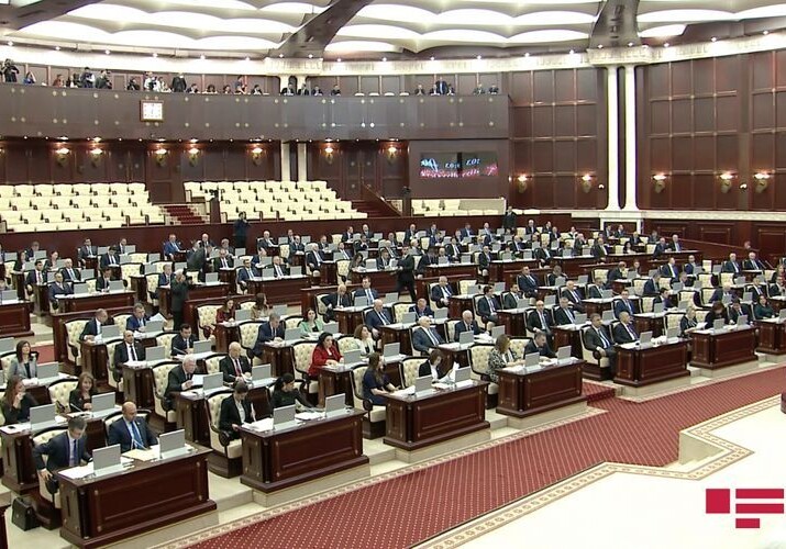 Началась внеочередная сессия парламента АР - Минутой молчания почтили память ставших в июле шехидами военнослужащих